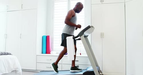 Man jogging on treadmill 4k