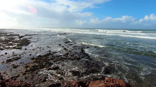 Panoramablick auf die Küste des roten felsigen Ozeans am sonnigen Sommertag in der marokkanischen Naturlandschaft