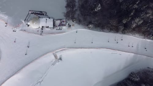 Luftaufnahme des Skigebiets mit Menschen, die den Hügel hinunter und den Lift hinauf fahren.