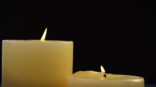 Primer plano de velas con llama
