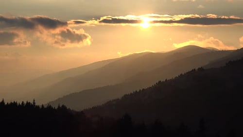 Aufeinanderfolgende Bergrücken bei Sonnenuntergang