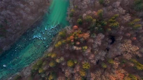 Bei Sonnenaufgang über den Fluss und die Hügel fliegen