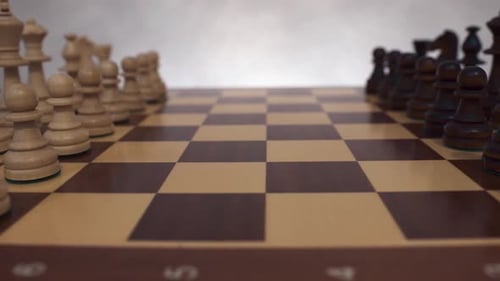 Schwarz-Weiß-Holzschach auf Schachbrett in Startpositionen Bereit für das Spiel.