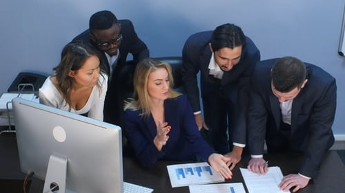 Hochwinkelansicht des kreativen Teams, das am Tisch steht