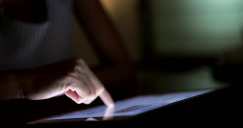 Nachts auf dem Tablet-Computer tippen