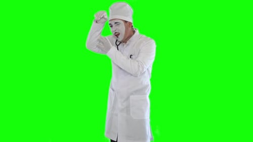 Alegre mimo masculino divertido en bata blanca con estetoscopio imitando el trabajo del doctor