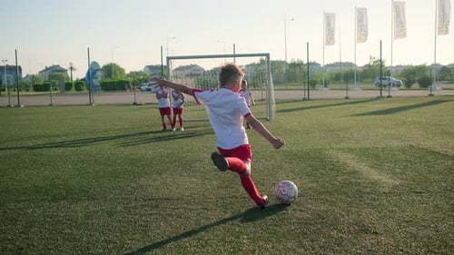 Team von kleinen Fußballern, die Fußball spielen