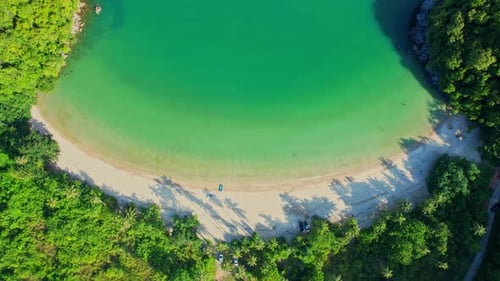 Vista aérea 4K de playa de arena y mar hermosas olas de mar turquesa