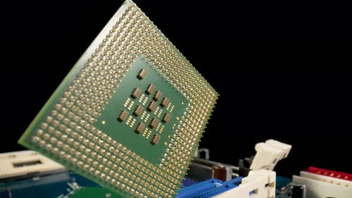 Grüner Computer-CPU-Mikroprozessor oder Prozessor auf schwarzem Hintergrund