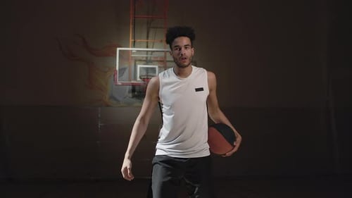 Porträt eines entschlossenen Basketballspielers