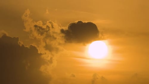Heller bunter Sonnenuntergangshimmel mit Strahlen der untergehenden Sonne und lebendigen dunklen Wolken