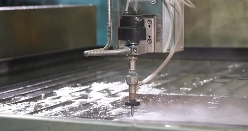 Fresadora CNC para trabajar metales que corta la tecnología de procesamiento moderna del metal