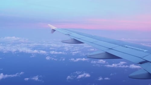 Céu ao nascer do sol de um avião