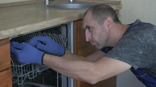 Reparatur der Spülmaschine.