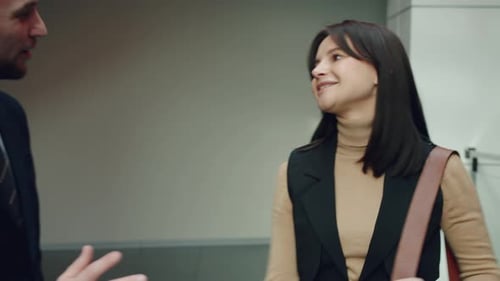 Porträt einer Gruppe von Menschen, die im Foyer des Büros gehen und am Arbeitsplatz sprechen