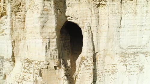 Relief weißer Klippenhang mit großem Loch