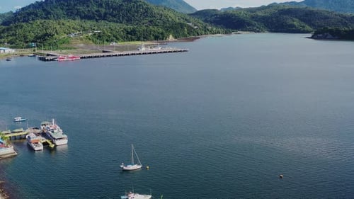AH - Vista aérea del puerto en la bahía de Sabang 02