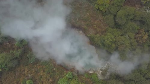 Vista aérea da piscina quente fumegante