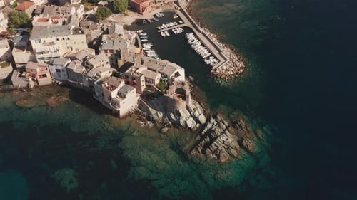 Luftaufnahme des charakteristischen Stone Village Port auf Korsika