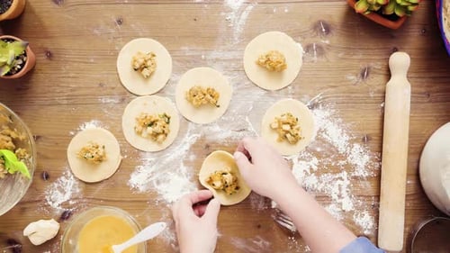 Lay plat. Étape par étape. Préparation d'empanadas faites maison avec du poulet et du maïs grillé.