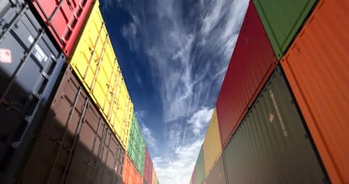 Stapel von Schiffscontainern unter der Wolkenlandschaft am Nachmittag