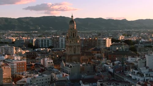 Primer plano aéreo de la catedral de Murcia en España. Vista de paisaje urbano de montaña