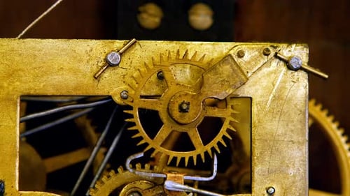Gros plan du mécanisme de la montre avec engrenages