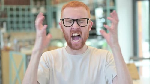 Portrait d'un homme rousse agressif criant