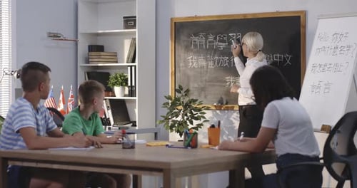 Professeur et élèves dans une classe de langue chinoise