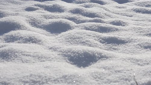 Kristalle aus glänzendem Schnee 4K 2160p 30fps UltraHD kippbares Filmmaterial - Flacher DOF klare weiße gefrorene Schrei