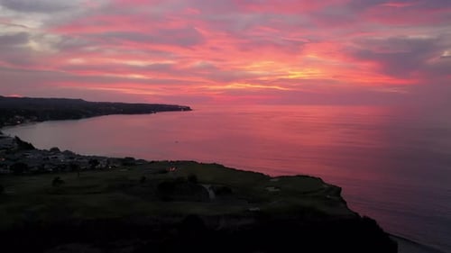 Die wunderschöne Landschaft von Uluwatu, Bali, Indonesien mit dem feurig roten Sonnenuntergang am Horizont - Aeria