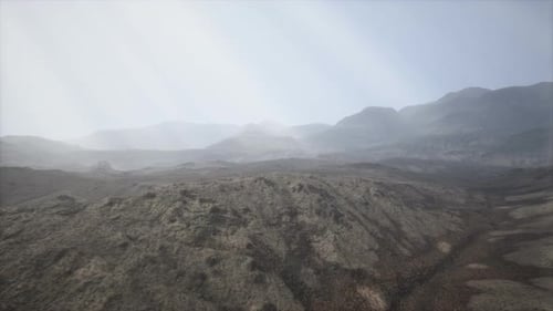 Rayons de soleil sur fond de montagnes