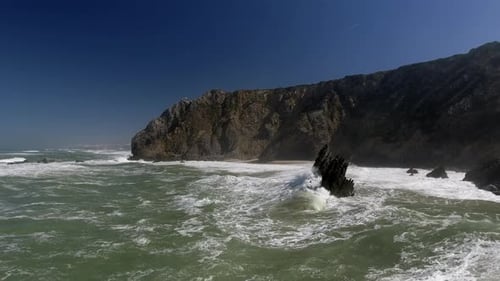 Rough Surf s'écrase sur une plage rocheuse au Portugal