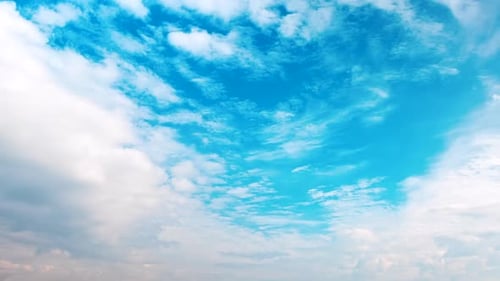 Ciel bleu vif avec nuages