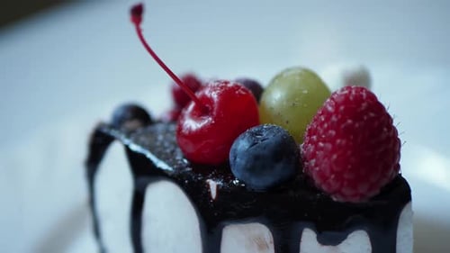 Morceau de gâteau sur assiette