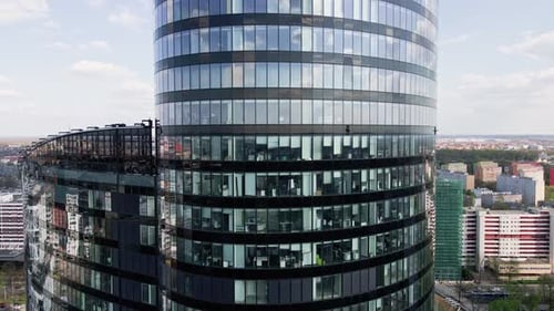 Vista aérea del edificio de oficinas moderno con grandes ventanales