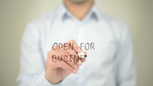 Aberto para negócios, empresário escrevendo em tela transparente