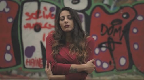 Traurige ängstliche schöne Frau allein- urbaner Hintergrund