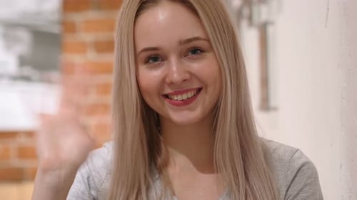 Hello by Young Woman, Loft-Hintergrund, winkende Hand