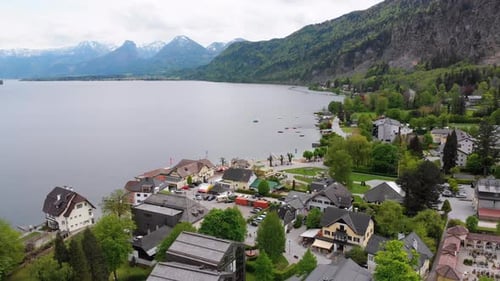 Vista aérea del lago de montaña Wolfgangsee con casas de la ciudad turística en Austria, Alpes