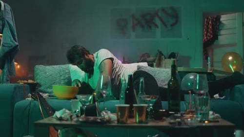 Homme se réveillant pendant la fête