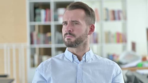 Porträt eines neugierigen jungen Mannes auf der Suche nach einer Gelegenheit