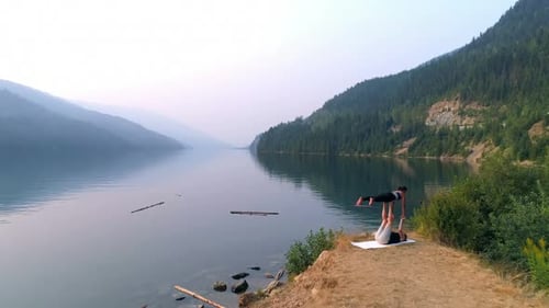 Vue aérienne d'athlètes pratiquant le yoga