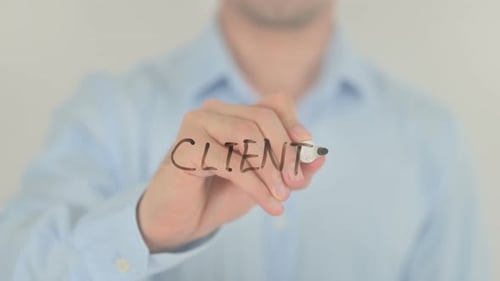 Kunden, Mann, der auf transparentem Bildschirm schreibt