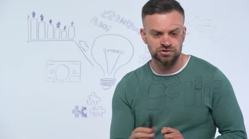 Der Mensch zeichnet verschiedene Wachstumscharts und berechnet die Erfolgsaussichten in einem modernen Glasbüro