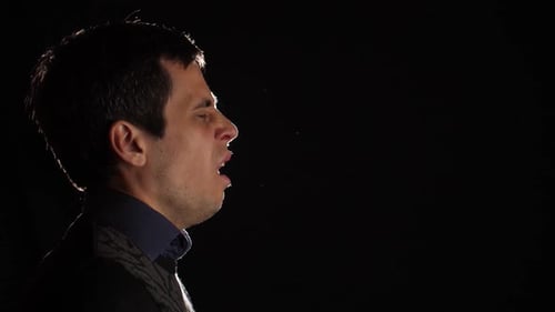L'homme éternue et des particules de salive s'envolent dans l'air