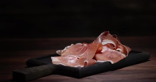 L'antipasto frais sur la planche à découper tourne lentement.