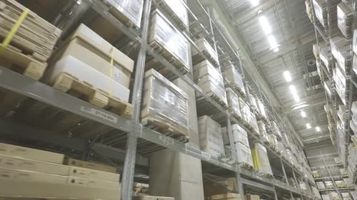 Entrepôt moderne, entrepôt avec colis, personne