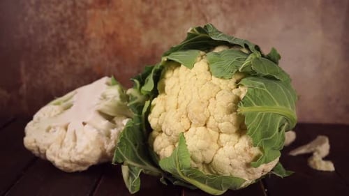 Nahaufnahme von Blumenkohlkohl auf dunklem, rustikalem Hintergrund