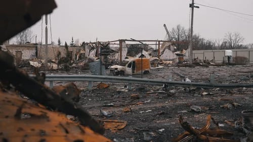 Zerstörte Häuser und ein Auto von Zivilisten im Krieg in der Ukraine